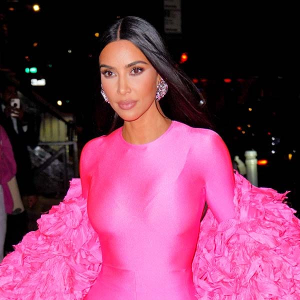 Kim Kardashian está intentando decirnos algo y su lookazo de cumpleaños es la prueba