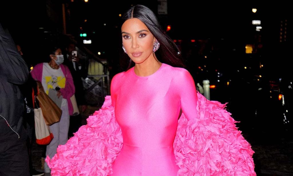 Kim Kardashian está intentando decirnos algo y su lookazo de cumpleaños es la prueba