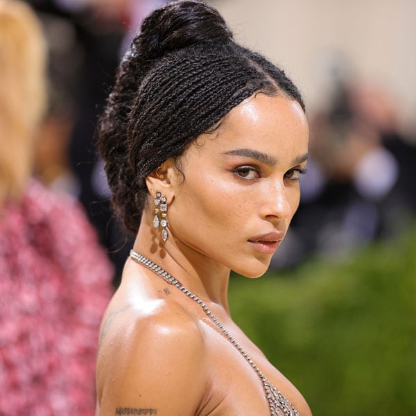 Sí, Zoë Kravitz ha vuelto a demostrar que el look de cita perfecto también se consigue con vaqueros anchos