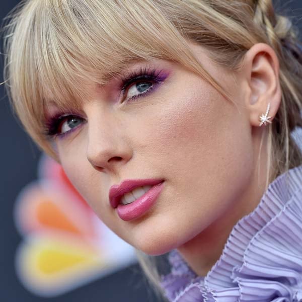 Taylor Swift se convierte en diseñadora de joyas para celebrar el relanzamiento del álbum 'Red'
