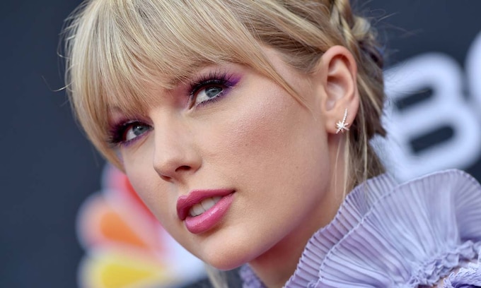 Taylor Swift se convierte en diseñadora de joyas para celebrar el relanzamiento del álbum 'Red'