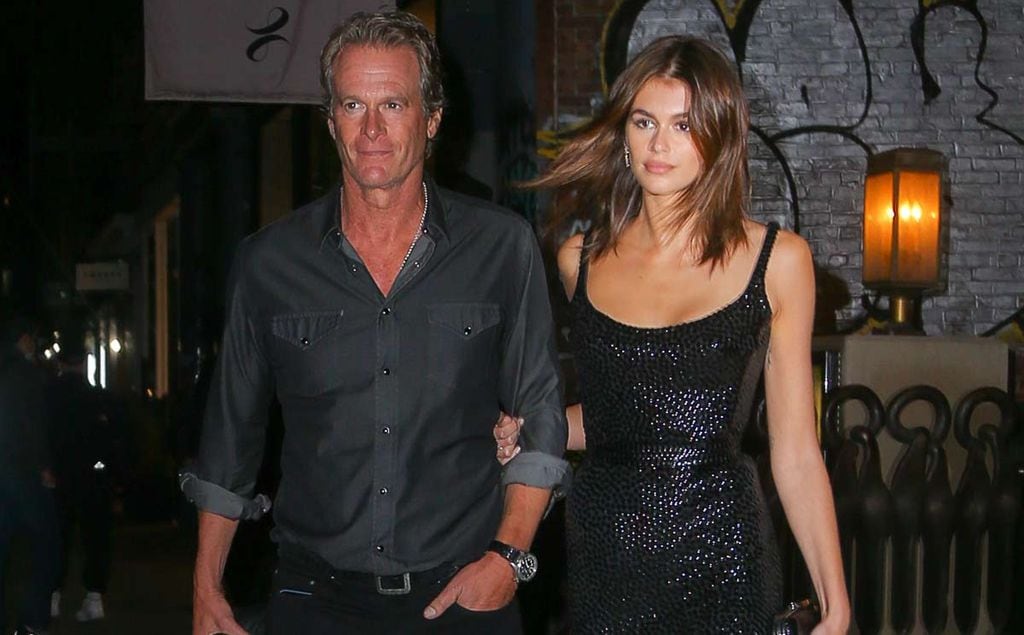 ¿Salir de fiesta con tu padre? Kaia Gerber lo hace con un vestido negro muy diferente a los demás