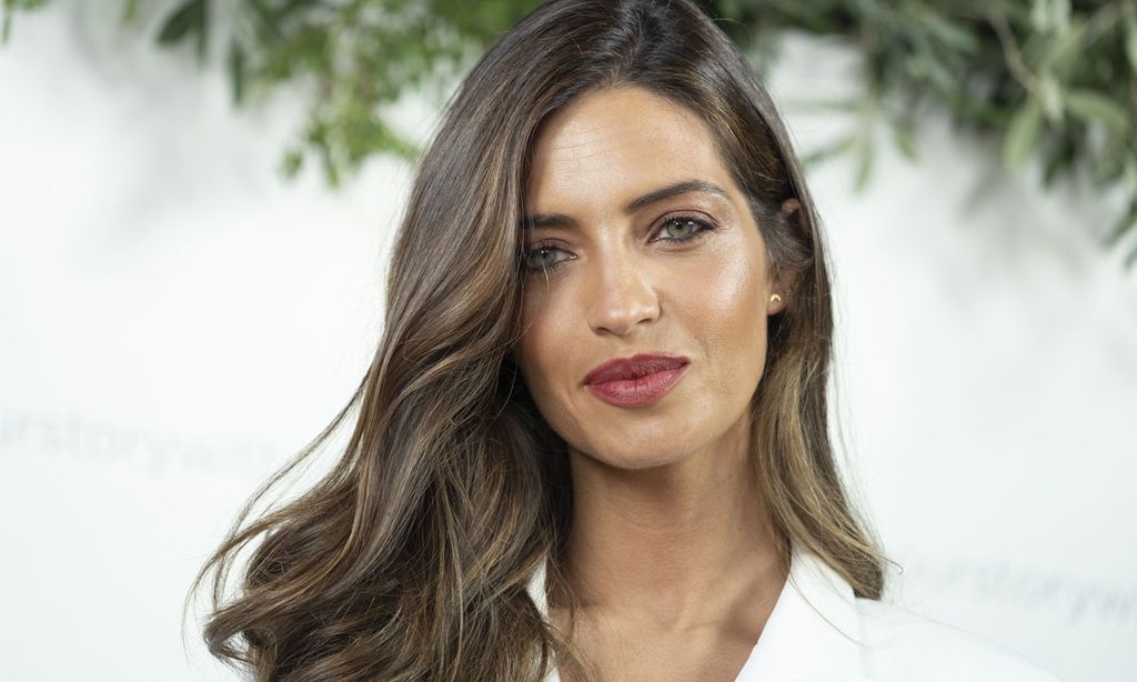 Sara Carbonero con traje blanco