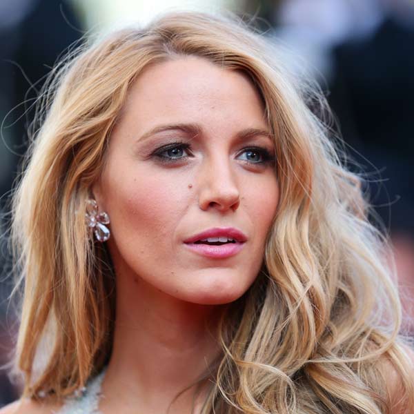 ¿Customizar unos tacones joya de 935 euros con esmalte de uñas? ¡Blake Lively lo ha hecho!