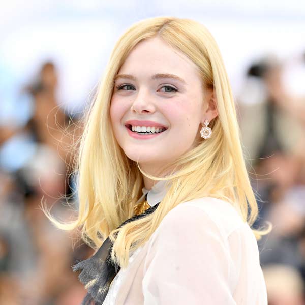 Elle Fanning se rinde a los tacones con sello español más virales y divertidos