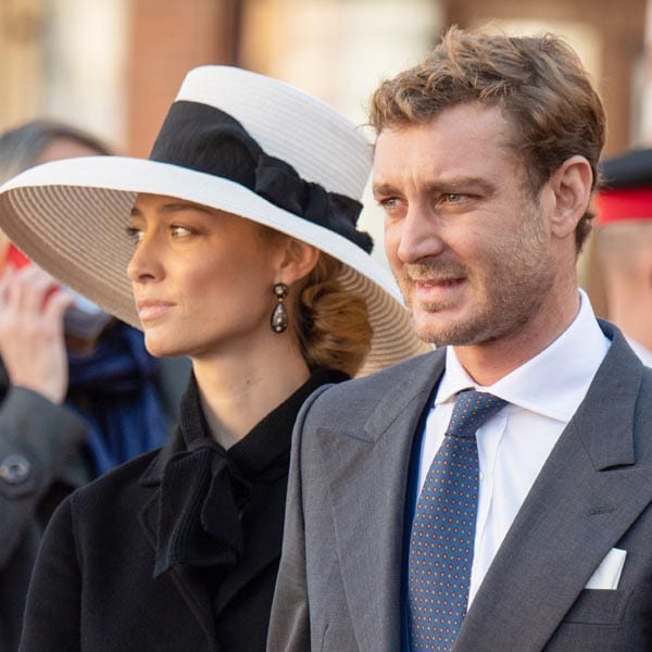 El look de Beatrice Borromeo en el Día de Mónaco o cómo convertir un abrigo en vestido de invitada