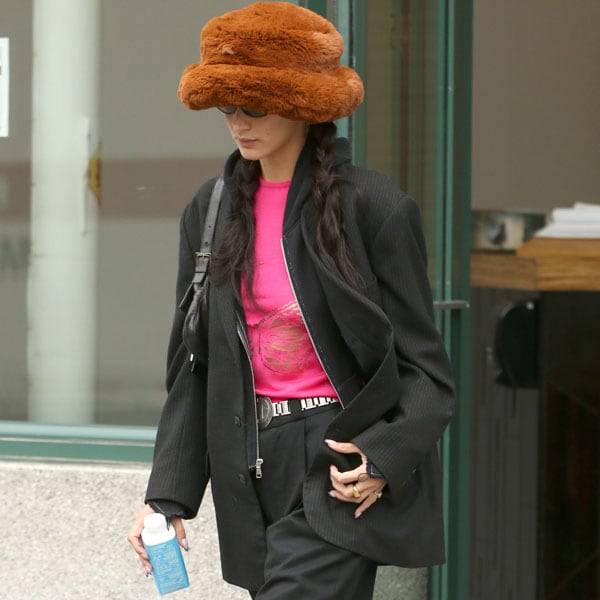 De Bella Hadid a Nathy Peluso: el sombrero XL de pelo ya es el complemento preferido de las chicas más 'cool'