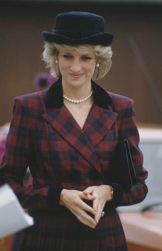 Princesa Diana con vestido de cuadros en Escocia