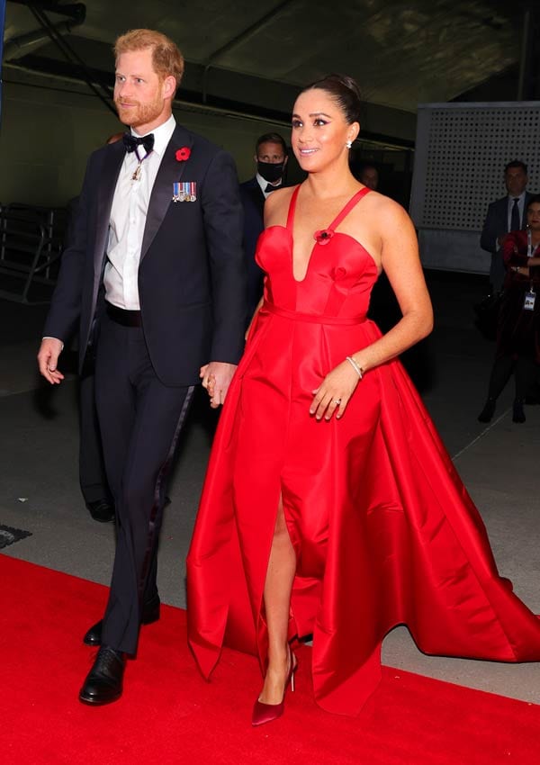 Meghan Markle con vestido rojo de Carolina Herrera