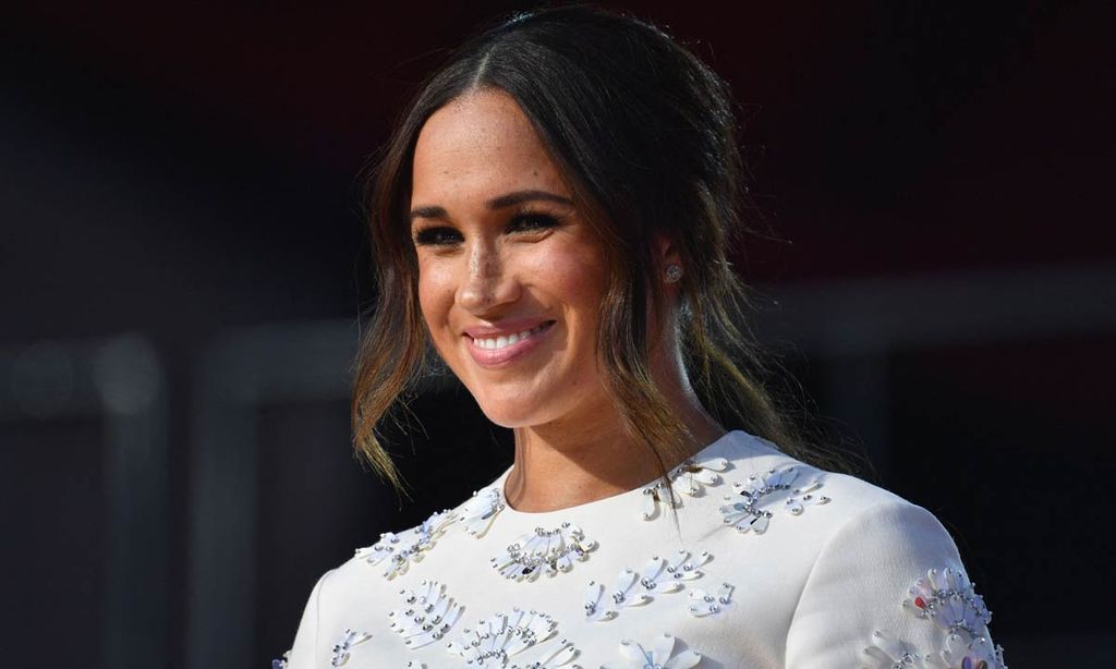 Meghan Markle con vestido blanco de pedrería