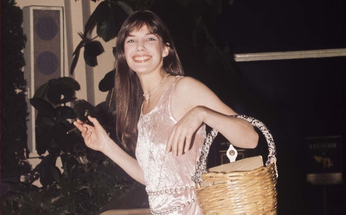 El vestido de terciopelo que llevó Jane Birkin en los años 70 vuelve a ser tendencia