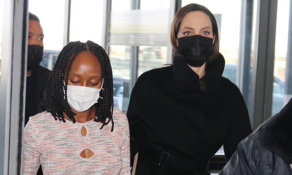 Angelina Jolie y su hija Zahara, looks a juego con el abrigo más favorecedor de las 'royals'