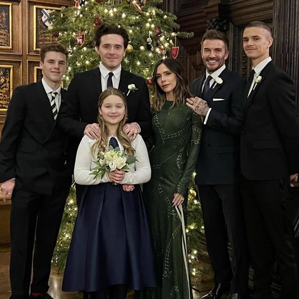'Besos navideños de los Beckham': El posado de Navidad de Victoria y David con la familia al completo
