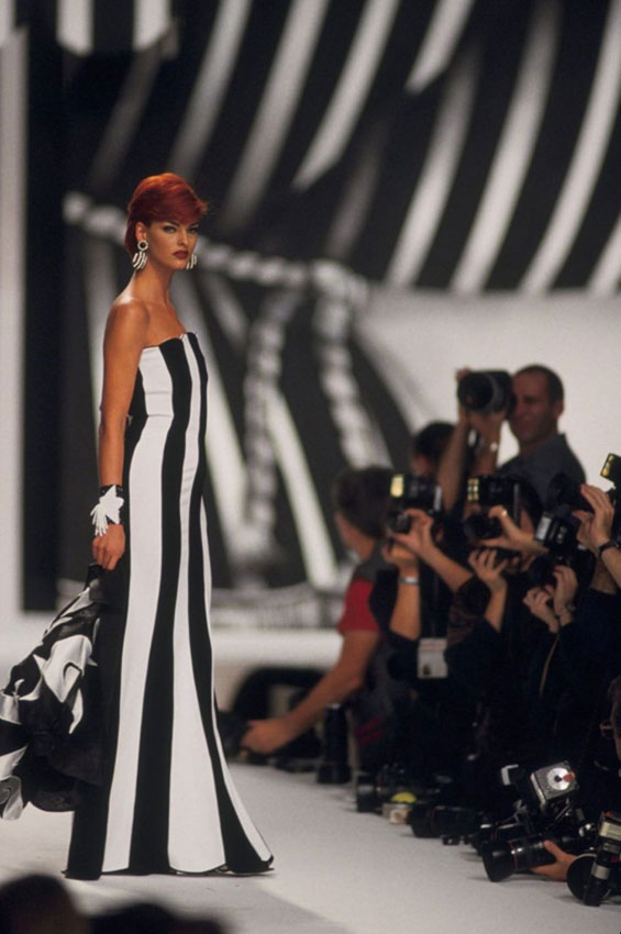 Zendaya posa con un vestido de Valentino de 1992 que desfiló Linda Evangelista