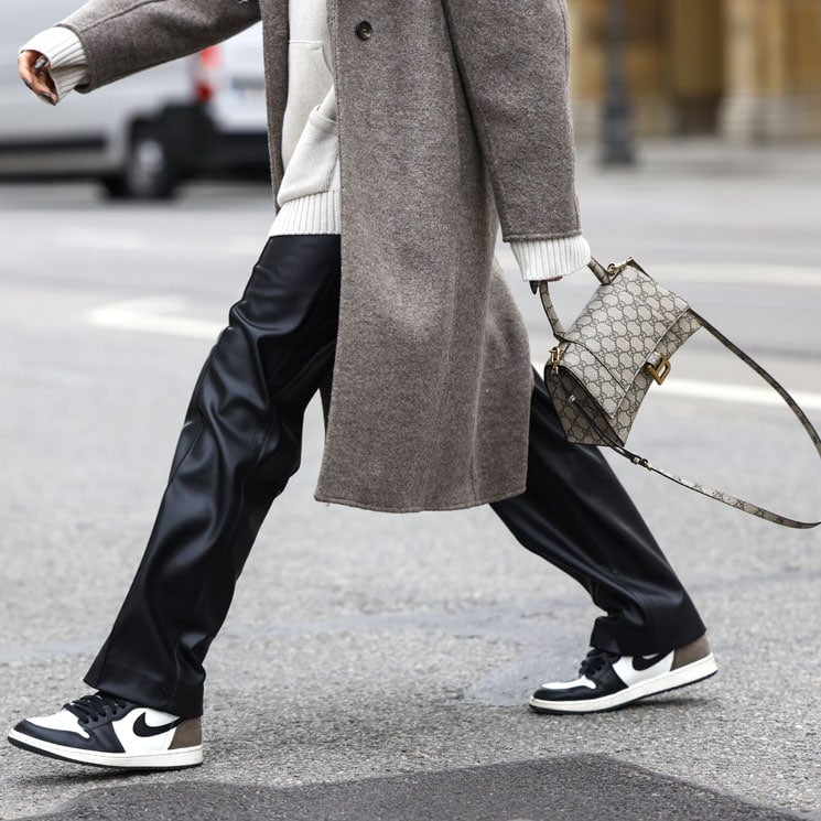 Invierno en zapatillas blancas: 10 ideas de estilo para dar una segunda  vida al zapato más cómodo y versátil - Foto