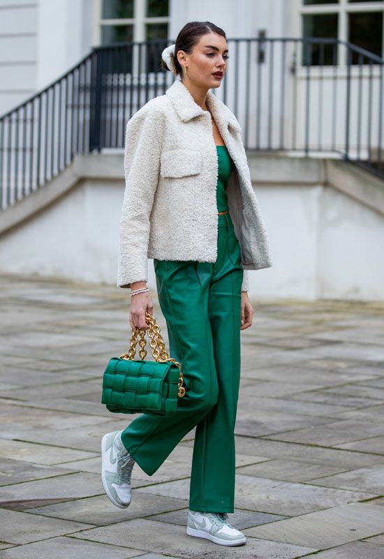 Invierno en zapatillas blancas: 10 ideas de estilo para dar una segunda  vida al zapato más cómodo y versátil - Foto