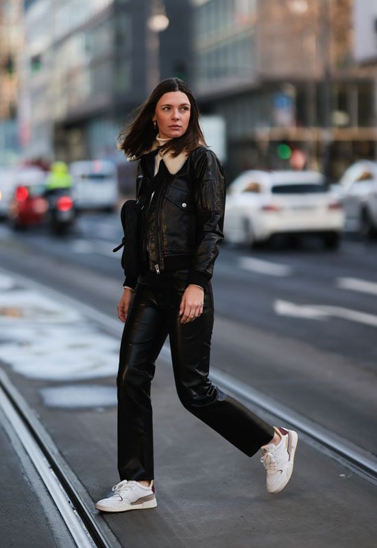 Invierno en zapatillas blancas: 10 ideas de estilo para dar una segunda  vida al zapato más cómodo y versátil - Foto