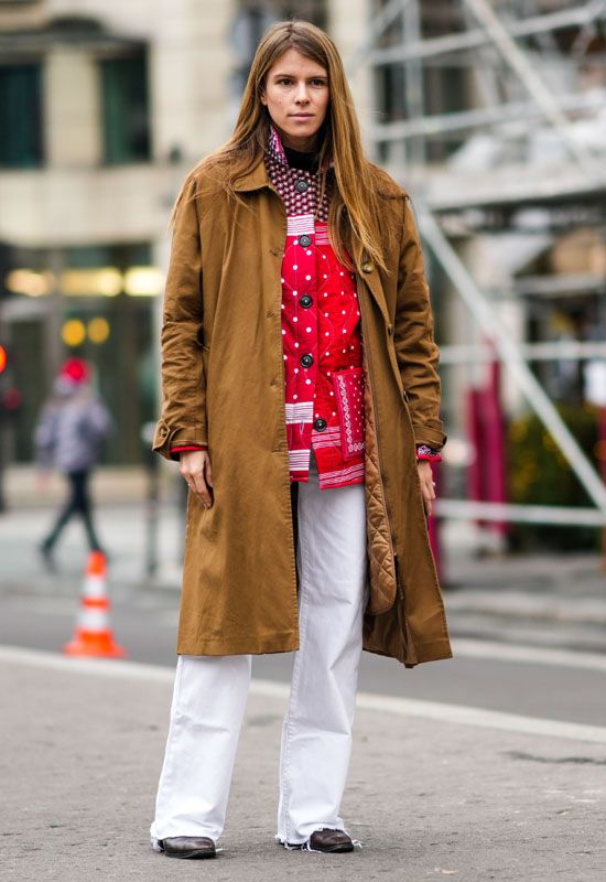 No sabes cómo llevar tus vaqueros blancos en invierno? Así los combinan en  las calles de París - Foto