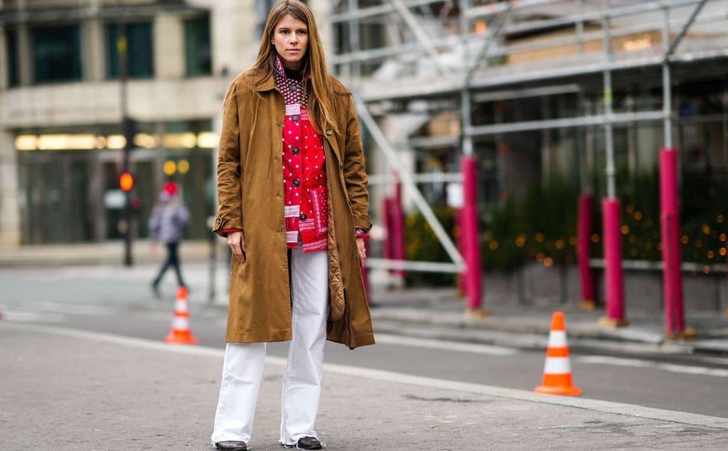 ¿No sabes cómo llevar tus vaqueros blancos en invierno? Así los combinan en las calles de París