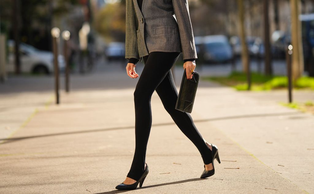 Cómo seguir llevando 'leggings' en 2022 si no eres fan del estilo deportivo  - Foto