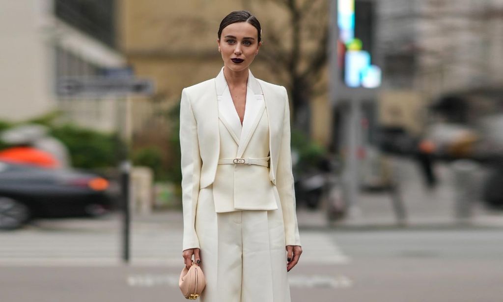 Los trucos con más estilo para combinar el pantalón de pinzas que nunca  pasa de moda - Foto