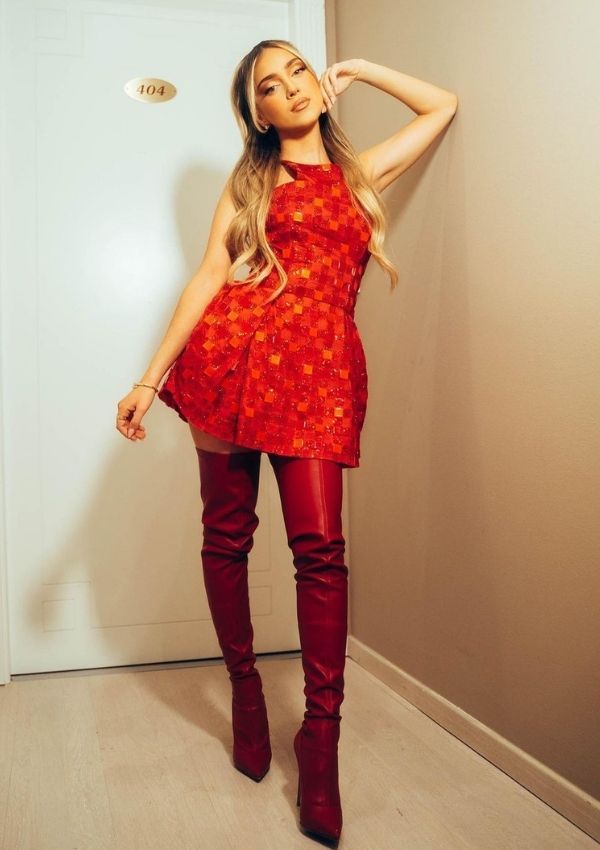 Ana Mena lo demuestra en San Remo: las botas mosqueteras son tendencia