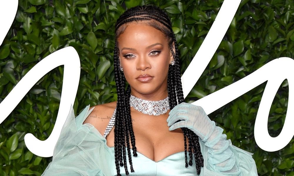 Rihanna no renuncia a su estilo: el look de la cantante en su primer 'selfie' presumiendo de tripita