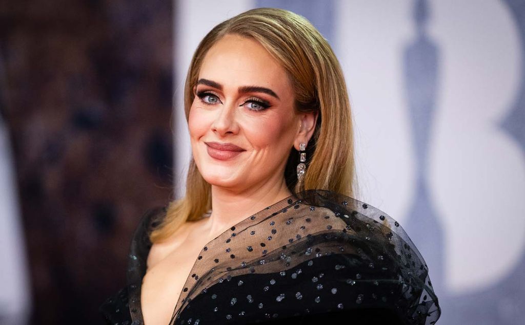 Adele vuelve a ser viral por sus vestidazos y ¿su anillo de compromiso?