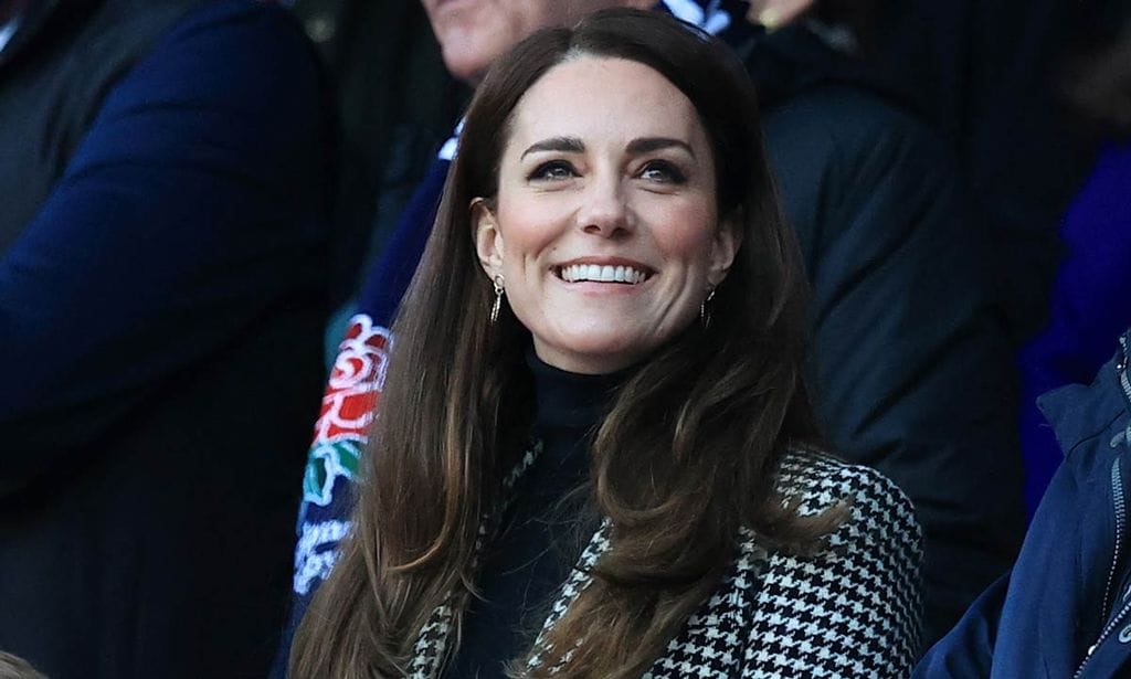 Kate Middleton, impecable con el abrigo 'pata de gallo' que más rejuvenece