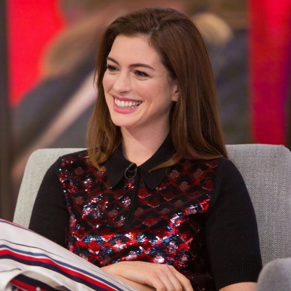 Anne Hathaway hace un guiño a ‘Princesa por sorpresa’ con su último look en Milán