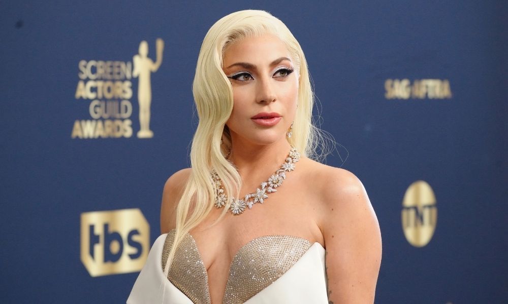 Nunca adivinarías qué zapatos esconde Lady Gaga bajo su vestido italiano más glamuroso