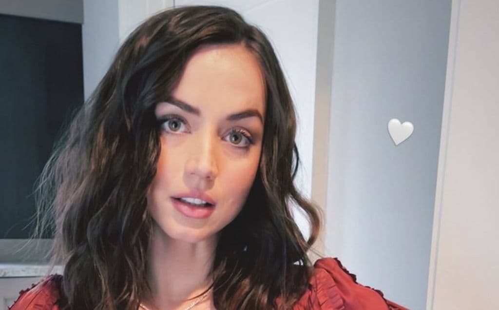 Ana de Armas sabe que el vestido rojo es el look que más favorece en primavera