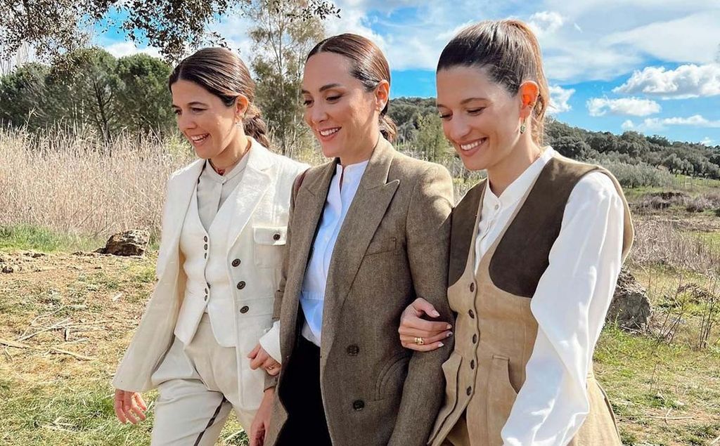 Americana y botas altas, el look campestre de Tamara Falcó para una escapada con amigas