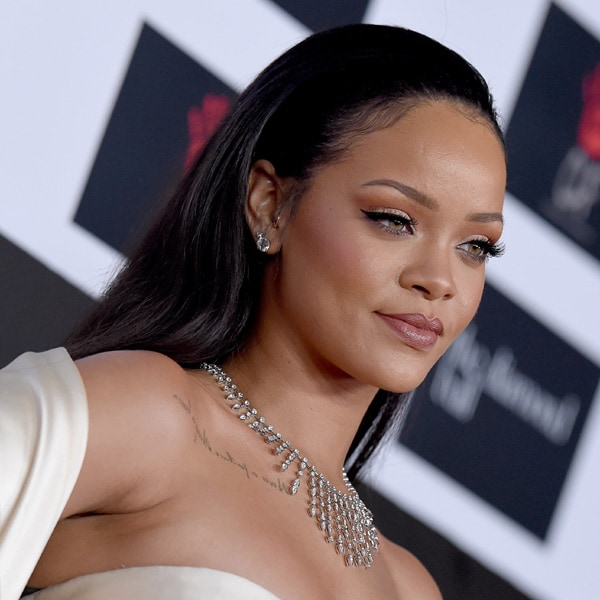 Rihanna embarazada vuelve a convertirse en la reina de las botas XXL