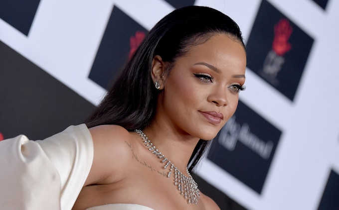 Rihanna embarazada vuelve a convertirse en la reina de las botas XXL