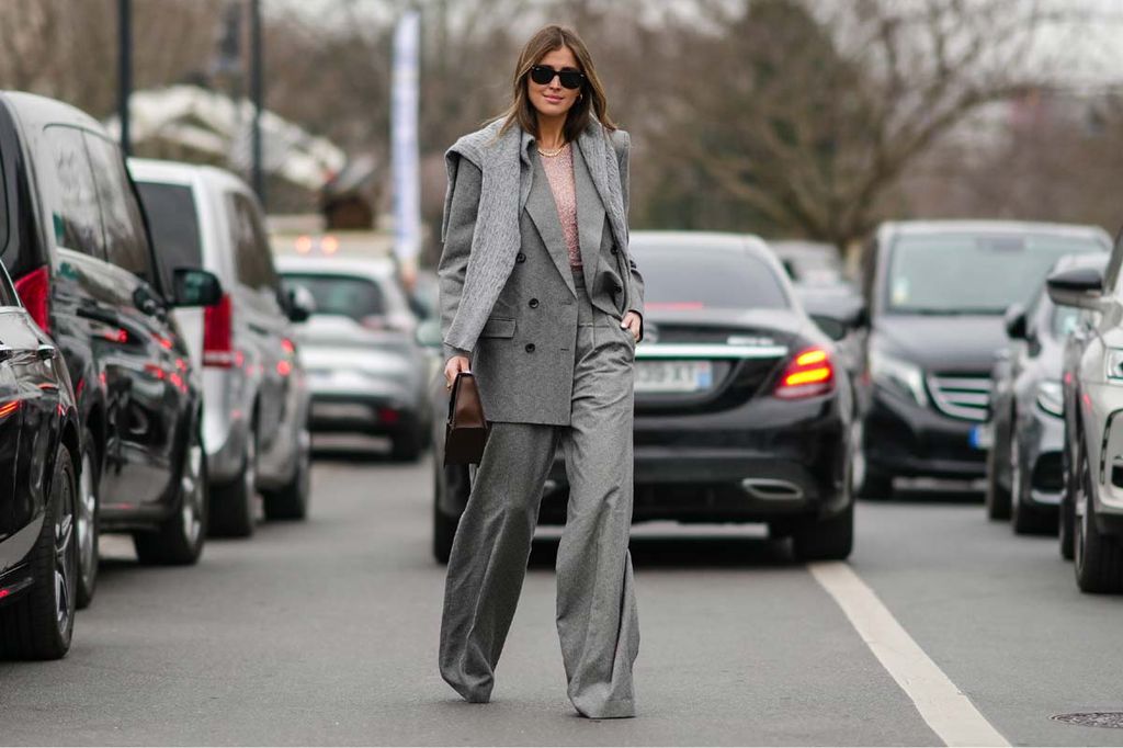 Haz que los pantalones masculinos te sienten de lujo con los trucos de nuestras editoras de moda