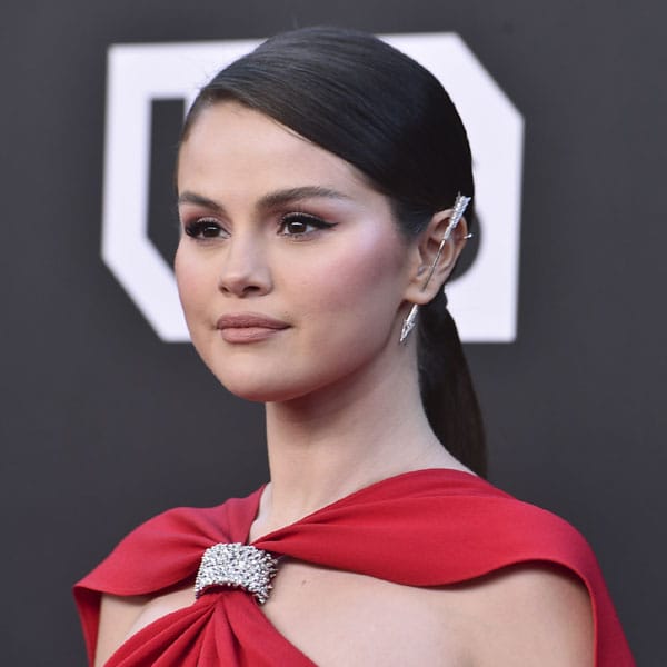 El vestido con capa de Selena Gomez y otros diseños rojos que nos inspiran