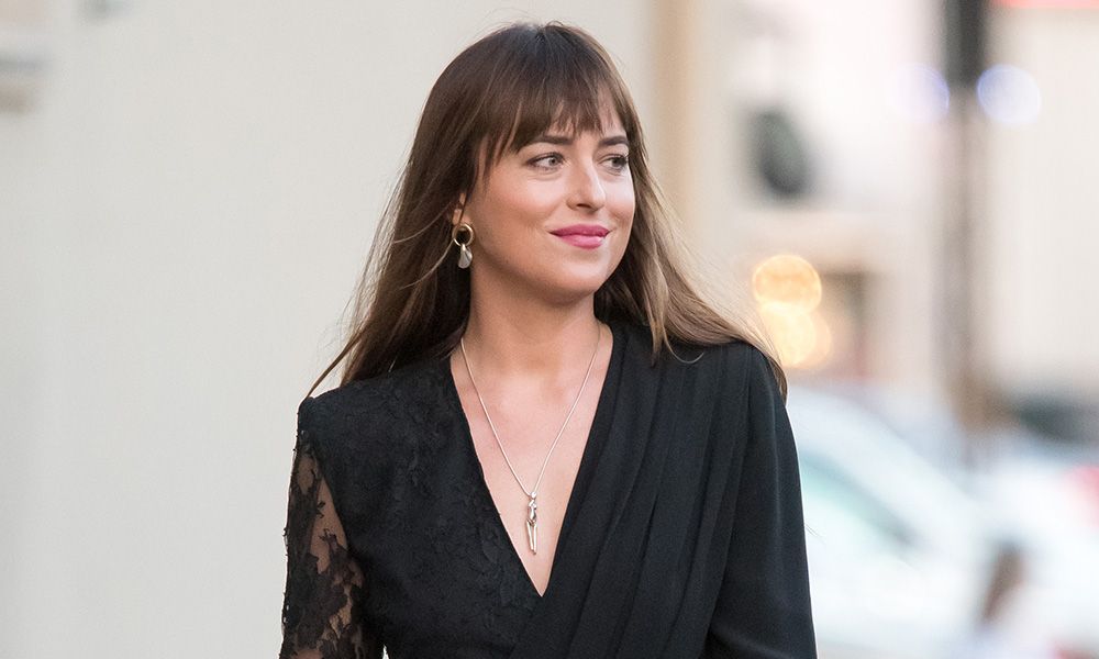 Dakota Johnson demuestra que se puede ser la invitada ideal cambiando el vestido por un traje