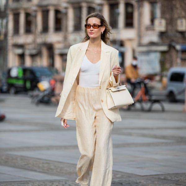 Pantalón beige: 11 looks infalibles que reinventan el clásico que nunca pasa de moda