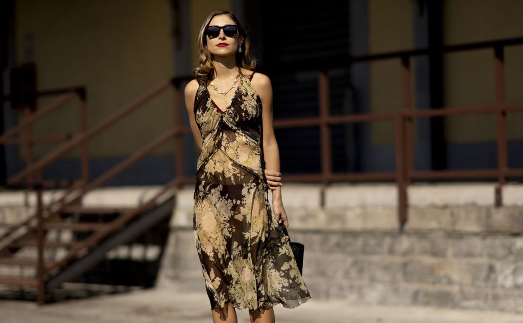 En primavera, combina el vestido romántico con zapatillas, sandalias o  botas altas (sin medias) - Foto