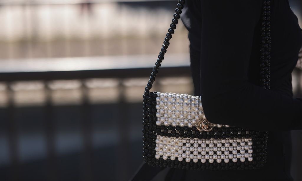 Vuelve el bolso de perlas que soluciona todos los looks de invitada - Foto