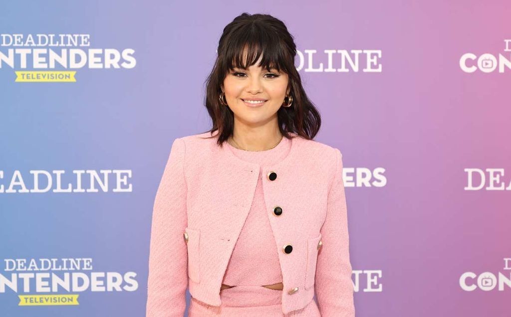 Selena Gomez se rinde a la moda española con el icónico look rosa que adoran las veinteañeras