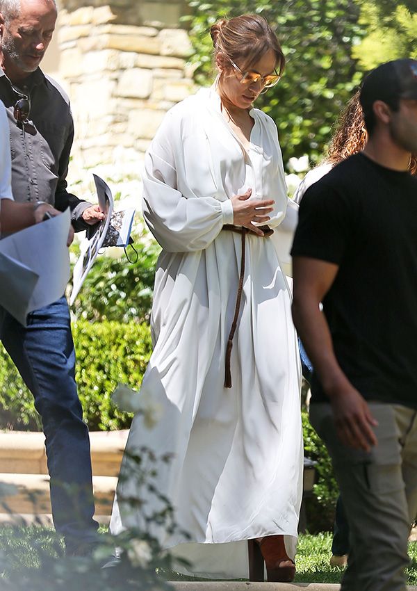 Las sandalias de plataforma que Jennifer Lopez lleva con pantalón campana y  maxivestido - Foto