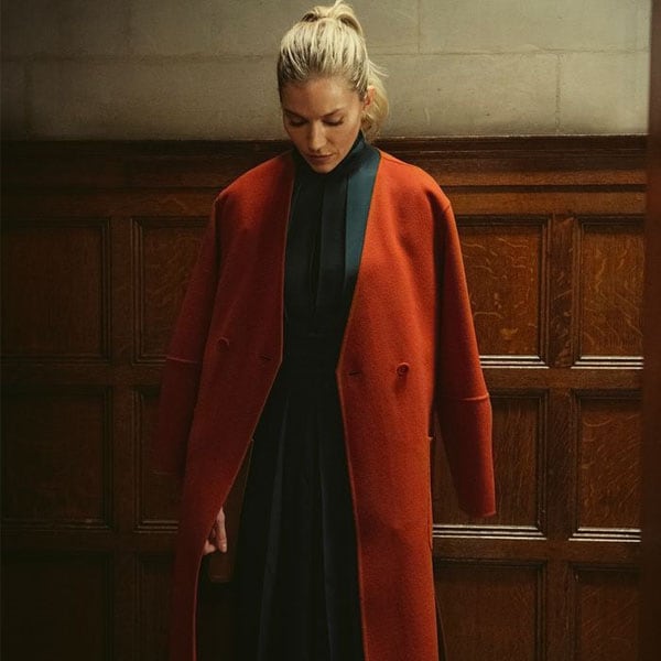 Clásicos poderosos y colores neutros: el impecable estilo de Sienna Miller en 'Anatomía de un escándalo'