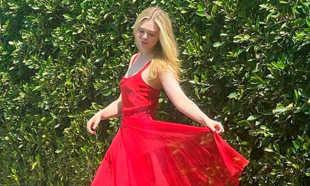 De día o de noche: con un vestido rojo como el de Elle Fanning estarás guapa en cualquier ocasión