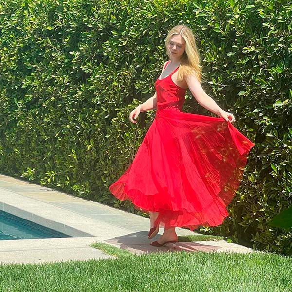 De día o de noche: con un vestido rojo como el de Elle Fanning estarás guapa en cualquier ocasión