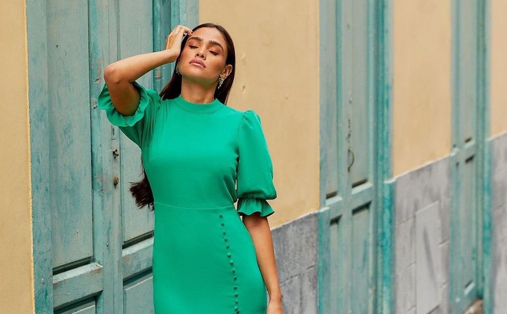 10 looks de invitada para acertar también en bodas bajo la lluvia - Foto