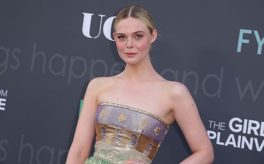 Elle Fanning sigue los pasos de Zendaya y nos enamora con un espectacular traje multicolor 'vintage'