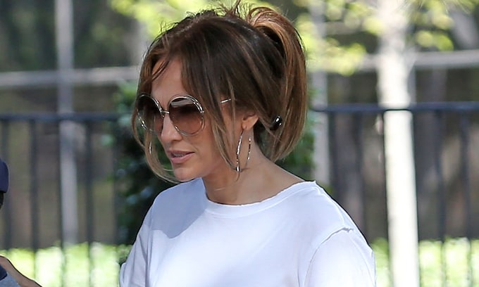 Jennifer Lopez con look de vaqueros y camiseta blanca