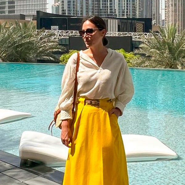 El look de Tamara Falcó en su escapada a Dubái con el color tendencia de la temporada